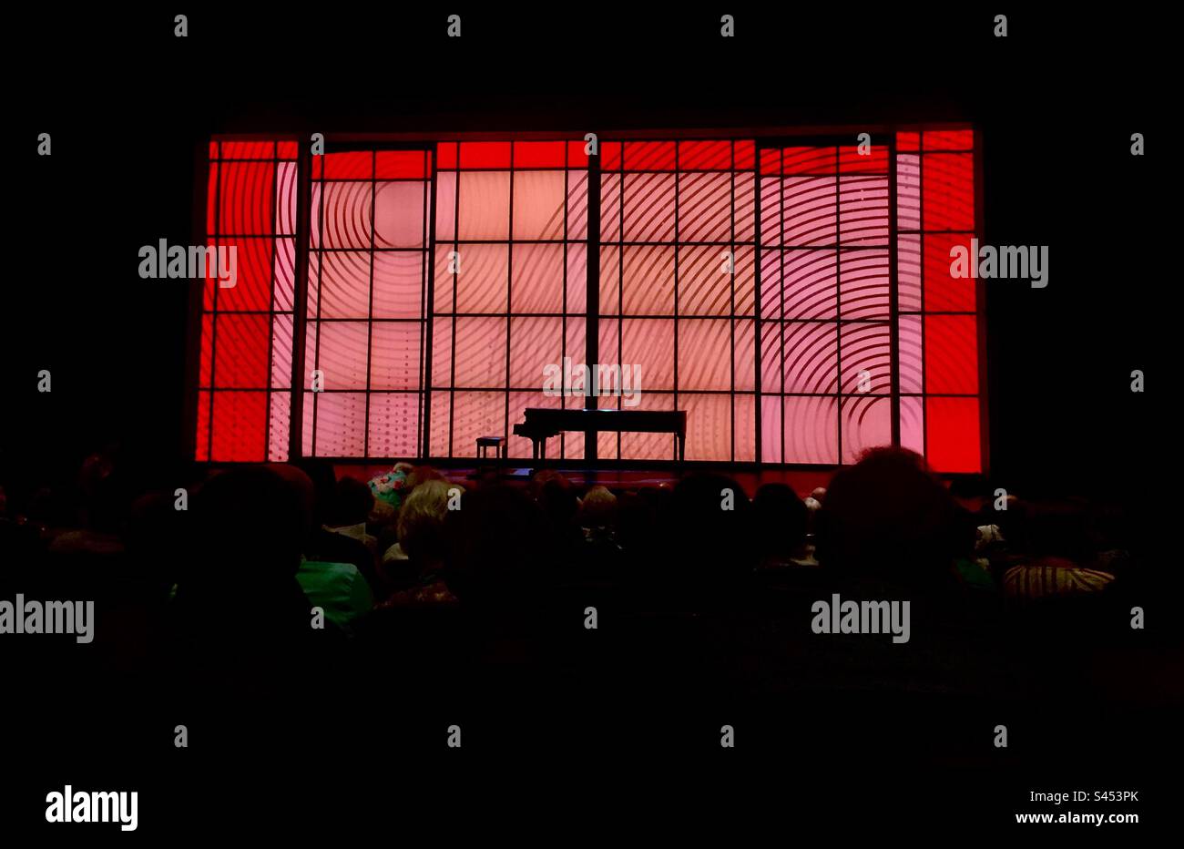 Die Show beginnt. Das Publikum erwartet den Künstler. Ein großes Klavier und eine Bank auf der Bühne. Ontario, Kanada. Stockfoto