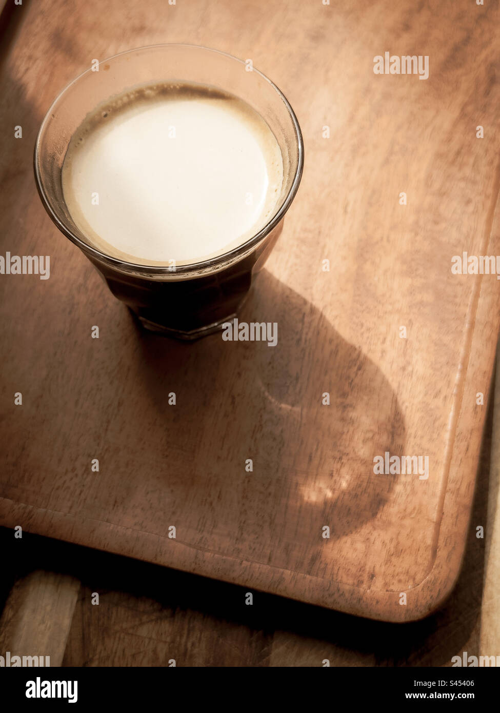 Espresso mit Crema in einem Glas Stockfoto