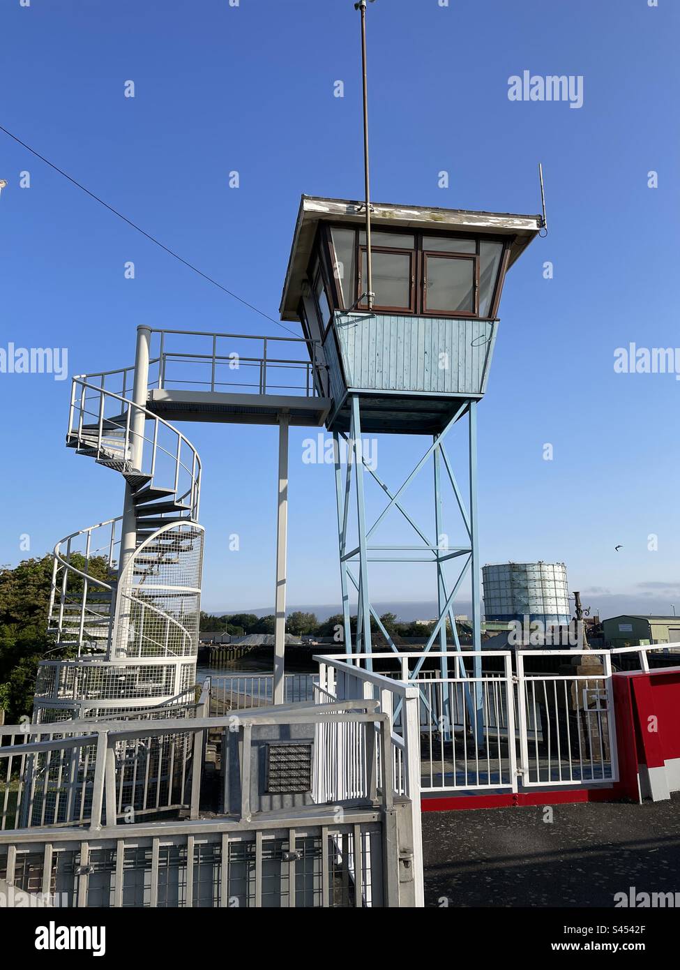 Aussichtsturm an Brücke über den Fluss Arun, Littlehampton Stockfoto