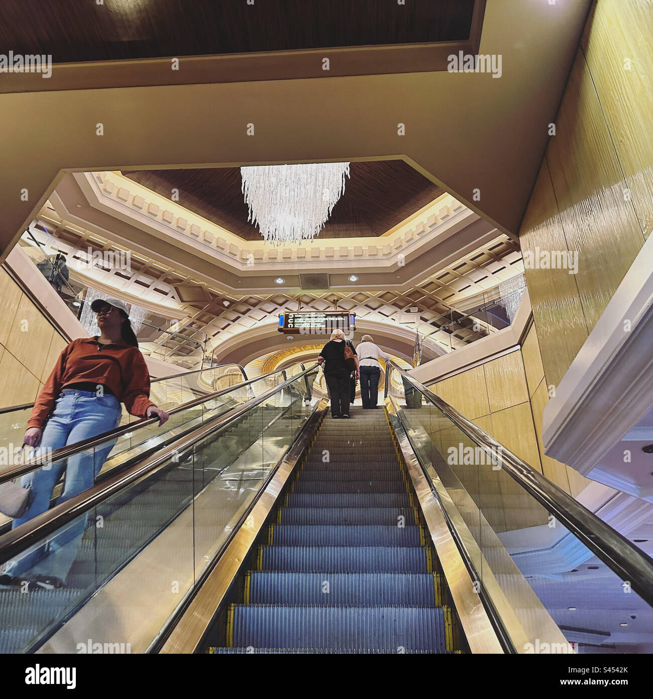 Rolltreppen, Caesars Atlantic City, Atlantic City, New Jersey, Usa - Smartphone-aufgenommenes Stockfoto