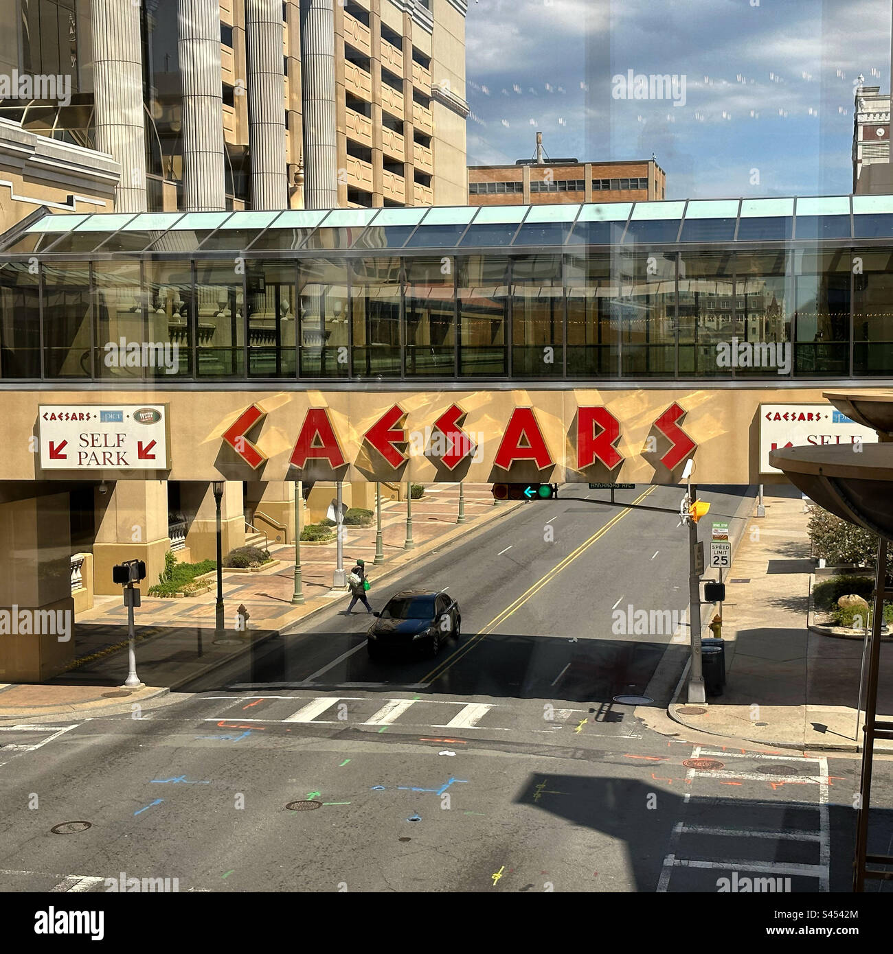 April 2023, Skywalk, Caesars Atlantic City, Atlantic City, New Jersey, Usa - Smartphone-aufgenommenes Stockfoto