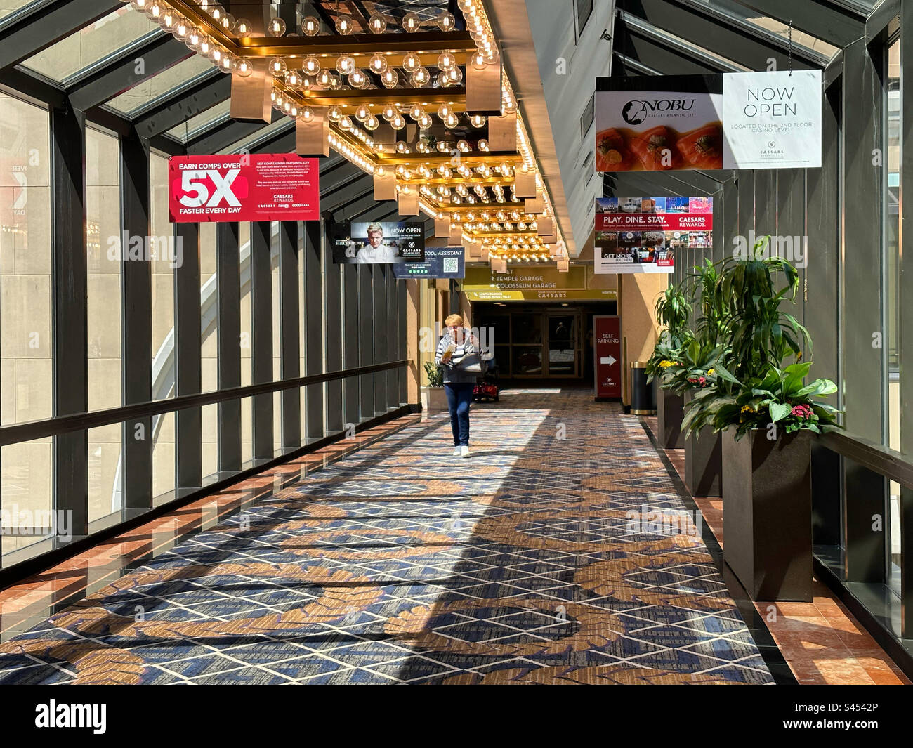 April 2023, Skywalk, Caesars Atlantic City, Atlantic City, New Jersey, Usa - Smartphone-aufgenommenes Stockfoto