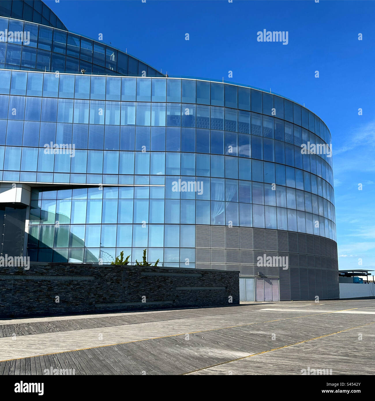 April 2023, auf dem Atlantic City Boardwalk, vor dem Ocean Casino Resort, Atlantic City, New Jersey, USA Stockfoto