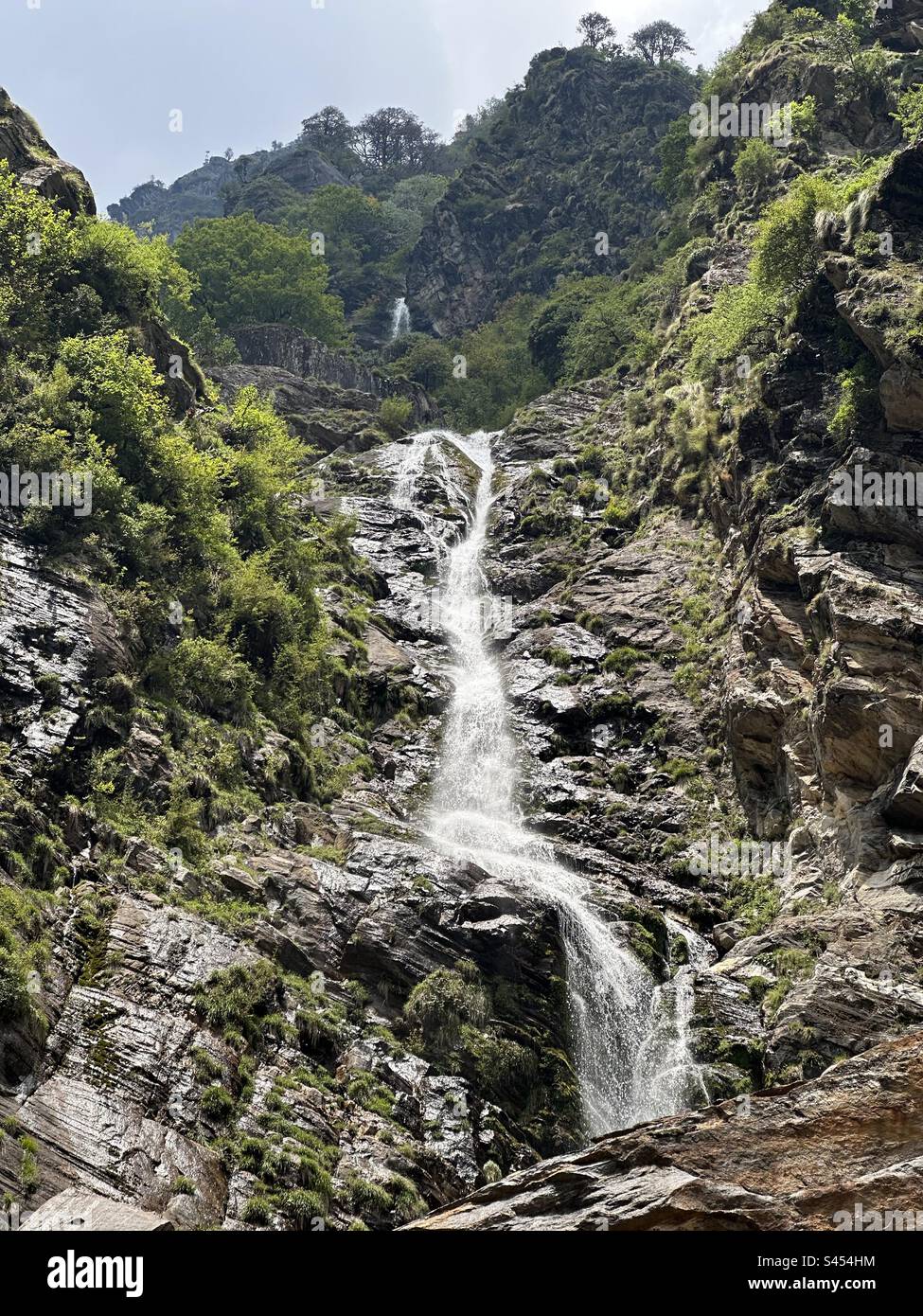 Dieser Wasserfall stammt von einem Ort in Uttarakhand, Indien, er liegt zwischen der Wanderung des berühmten chaar dhaam Yatra. Stockfoto