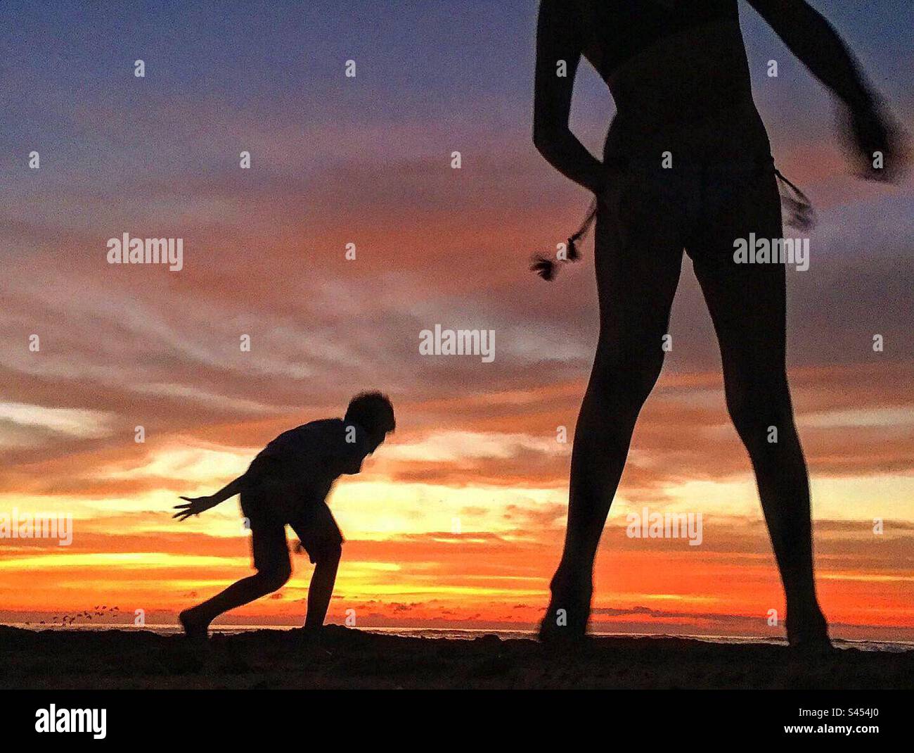 Jugando en el Sunset Stockfoto