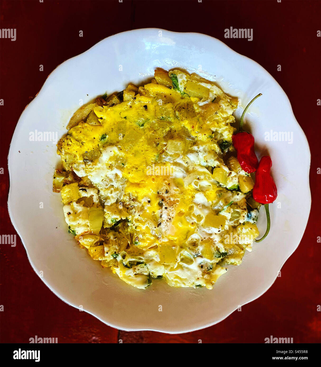 Spanische Tortilla mit rotem, heißem Chili zum Frühstück in Queretaro, Mexiko - Smartphone-aufgenommenes Stockfoto