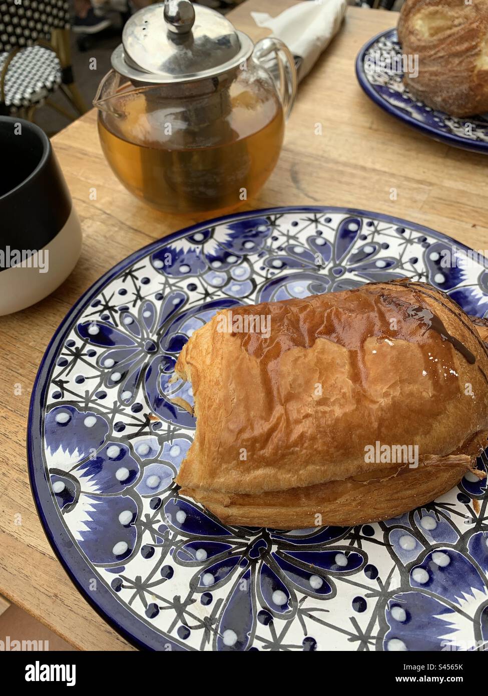 Pain au Chocolat mit grünem Tee in Little Italy, San Diego Stockfoto