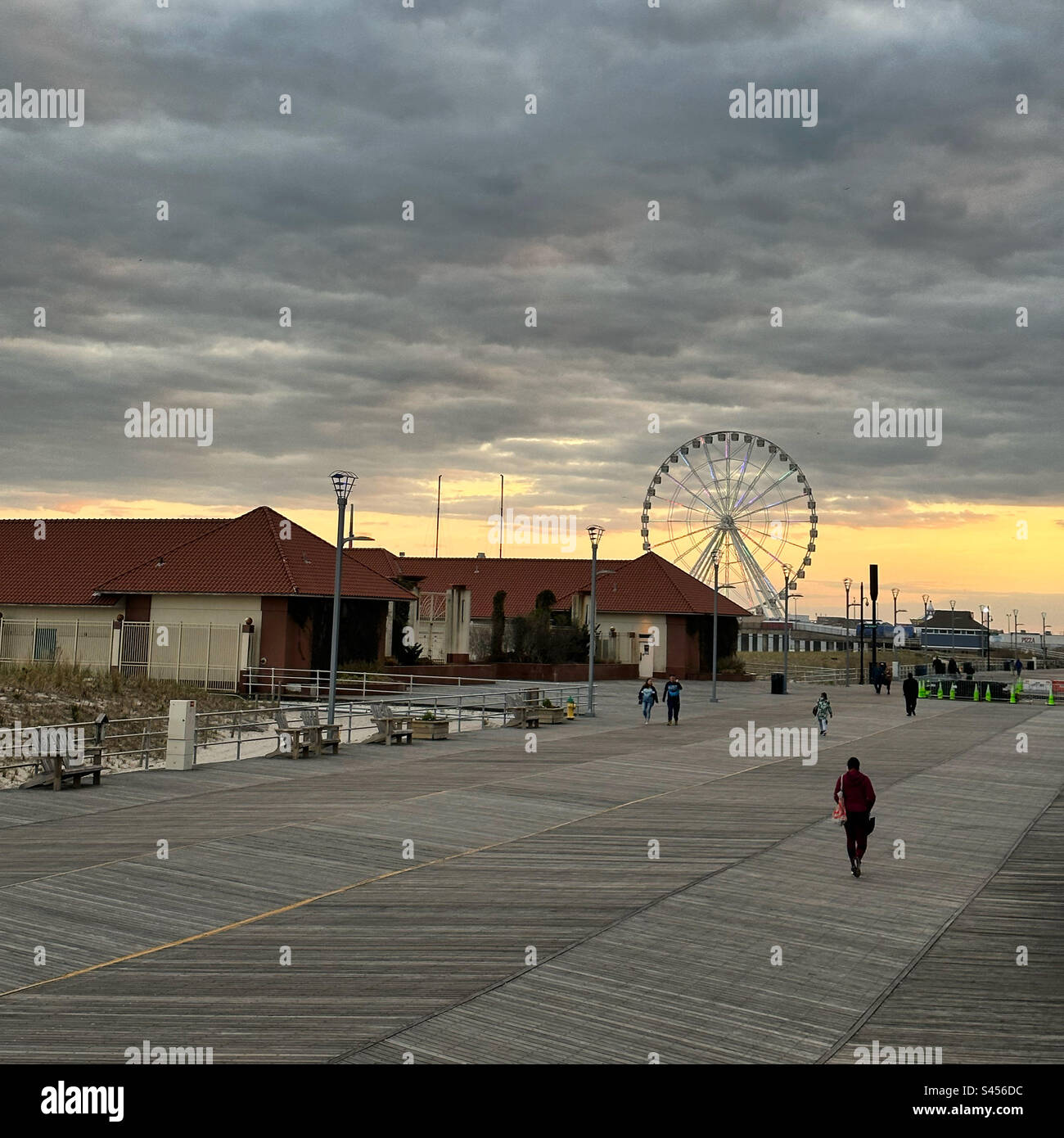 April 2023, Sonnenuntergang, Atlantic City Boardwalk, Atlantic City, New Jersey, Usa - Smartphone-aufgenommenes Stockfoto