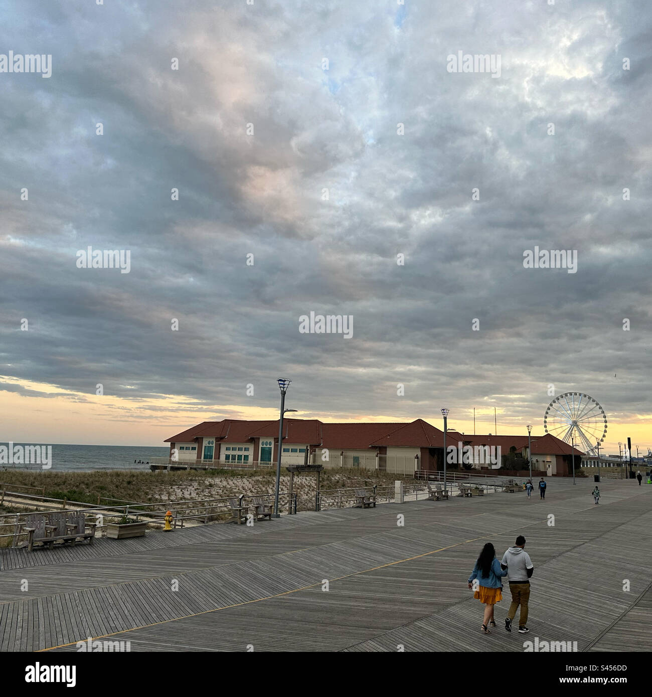 April 2023, Sonnenuntergang, Atlantic City Boardwalk, Atlantic City, New Jersey, Usa - Smartphone-aufgenommenes Stockfoto