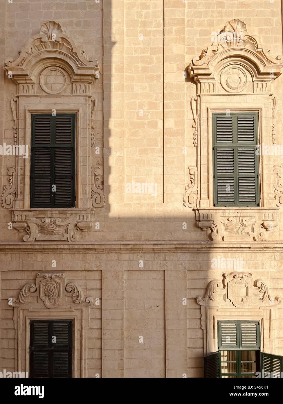 Schattenspiel auf einer wunderschönen spanischen Barockfassade des Palastes Auberge de Castille in Valletta, der Hauptstadt von Malta - Smartphone-aufgenommenes Stockfoto