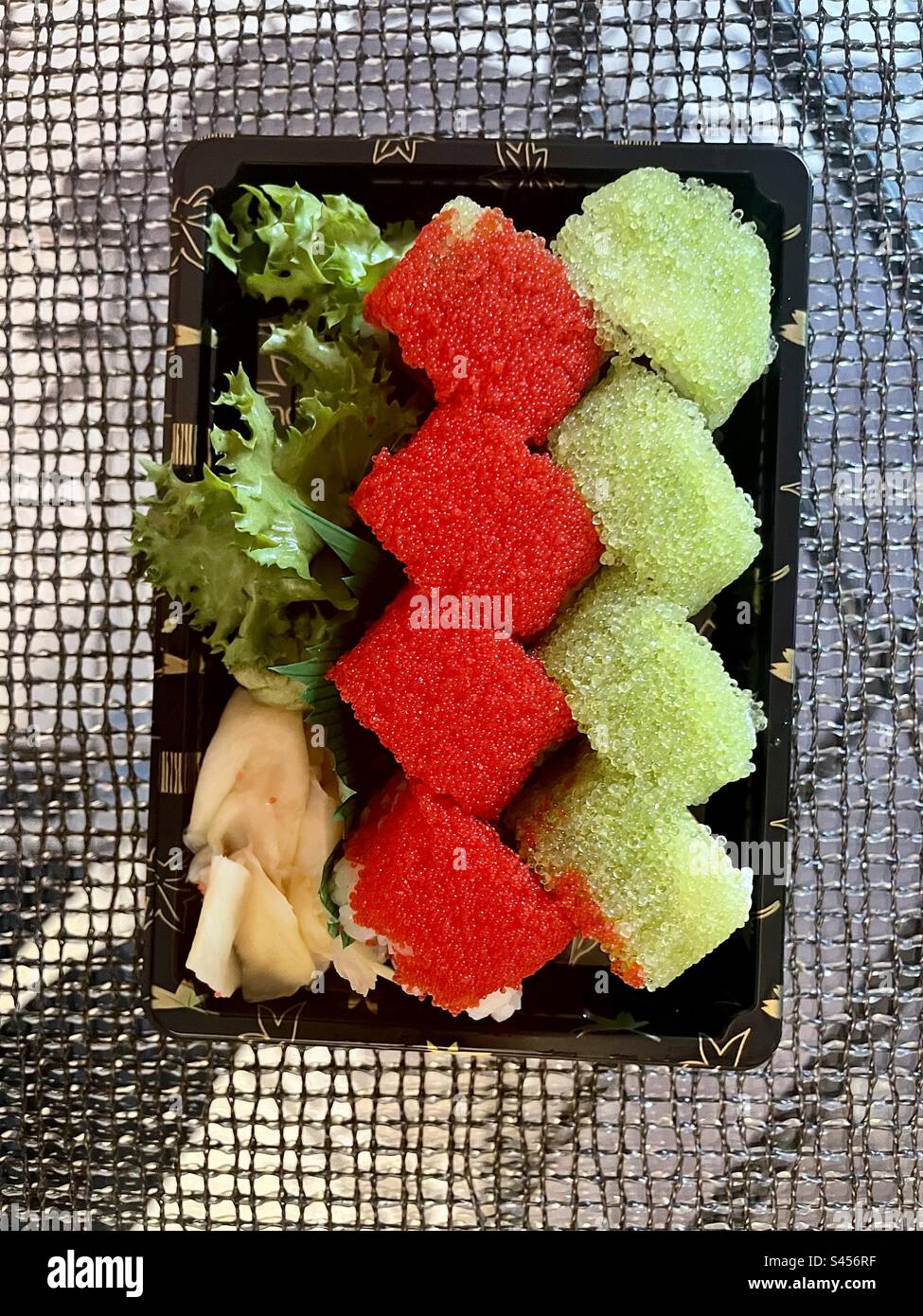 Rotes und grünes Sushi Stockfoto