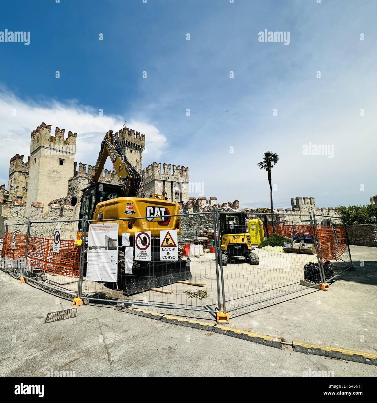 Arbeitsfahrzeuge und -Maschinen vor Castello Scaligero, Sirmione, Gardasee, Italien - Smartphone-aufgenommenes Stockfoto