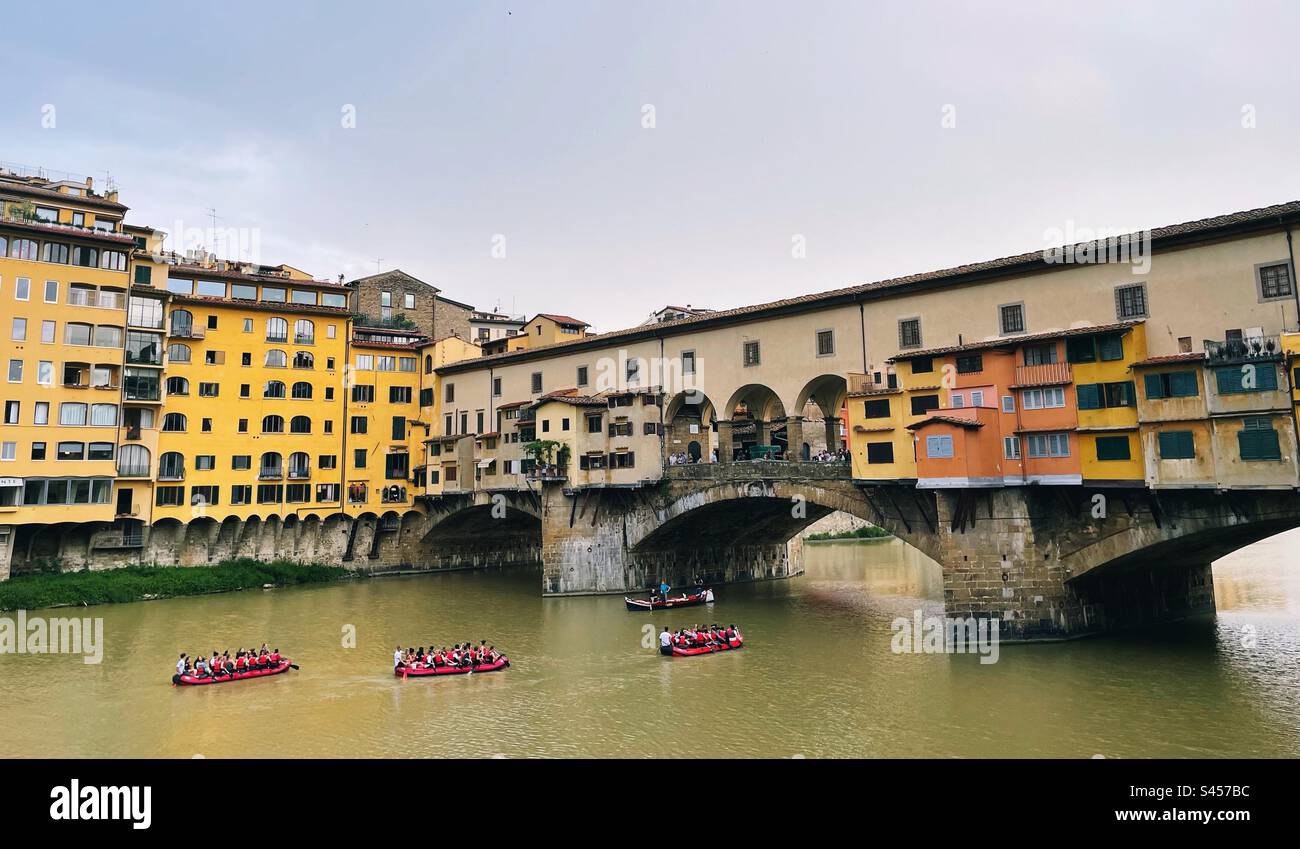 Rafting auf dem Fluss Arno an der Ponte Vecchio in Florenz Stockfoto