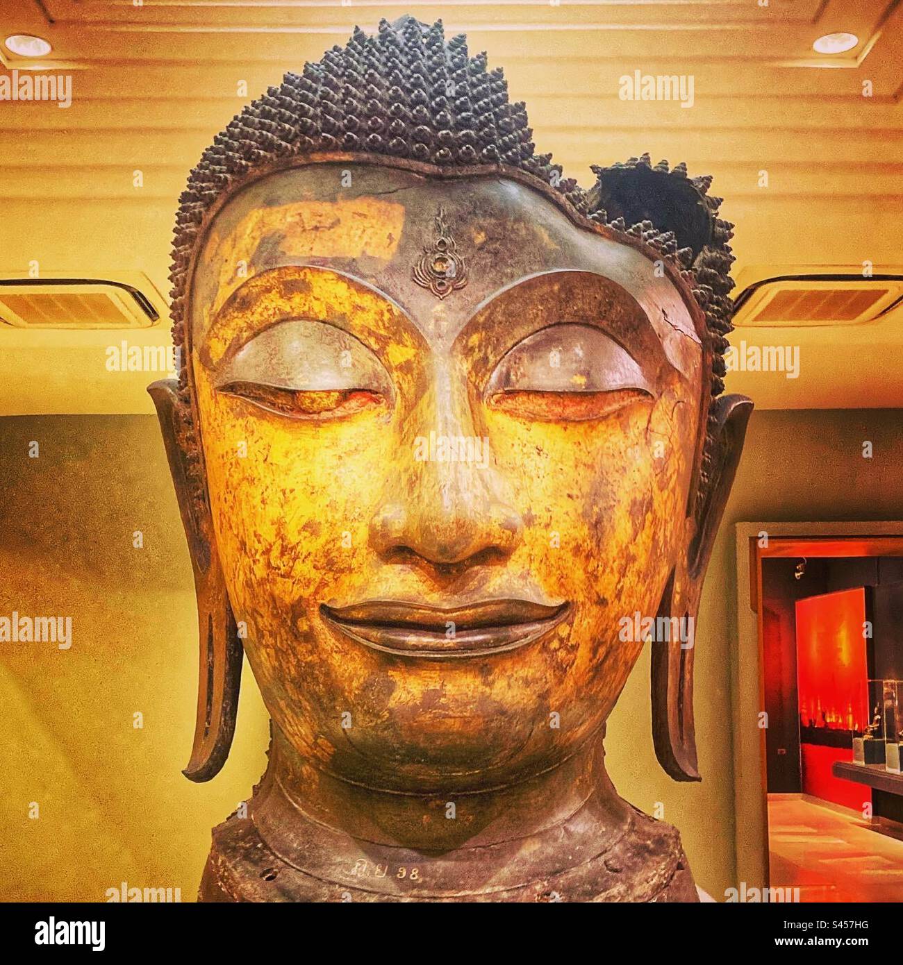 Buddha geht in das Nationalmuseum Thailand in Bangkok - Smartphone-aufgenommenes Stockfoto