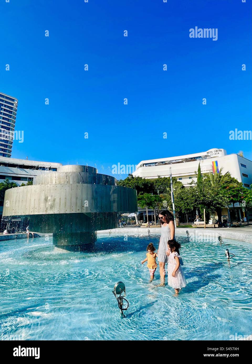 Mutter und ihre Töchter gehen im Brunnen am Dizengoff-Platz in Tel-Aviv, Israel. - Smartphone-aufgenommenes Stockfoto