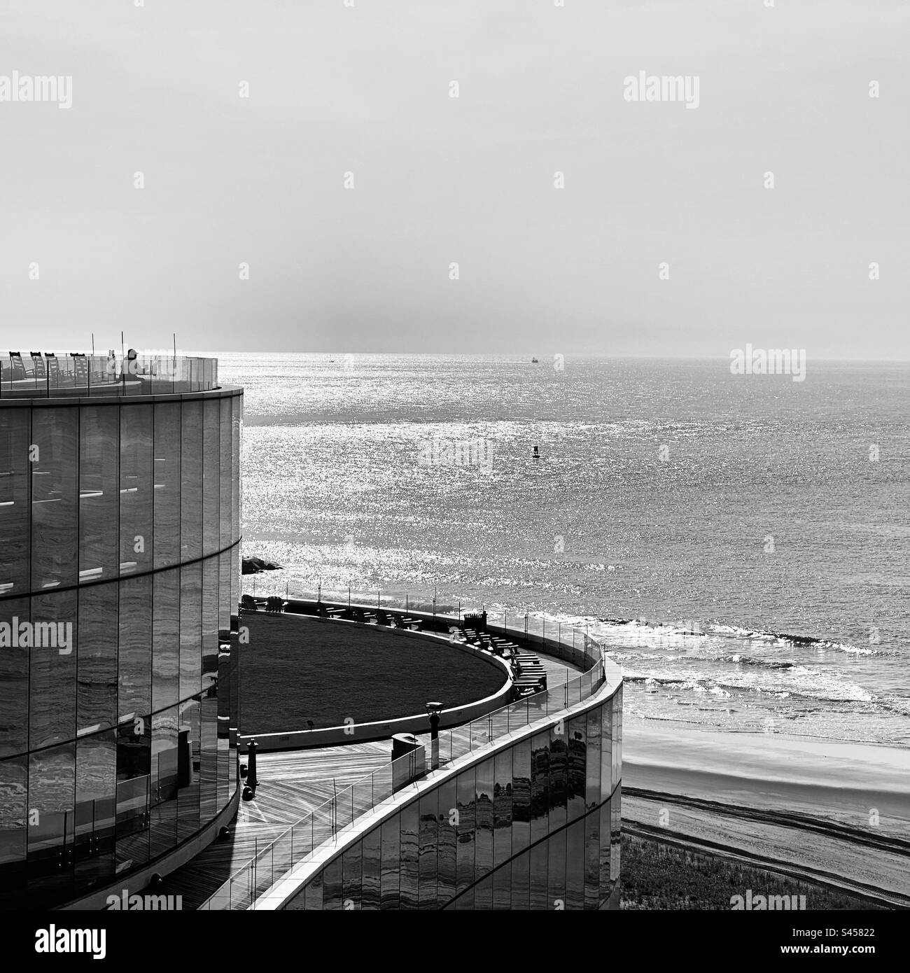 Schwarzweißbild des Ocean Casino Resort mit Blick auf den Strand, Atlantic City, New Jersey, USA - Smartphone-aufgenommenes Stockfoto
