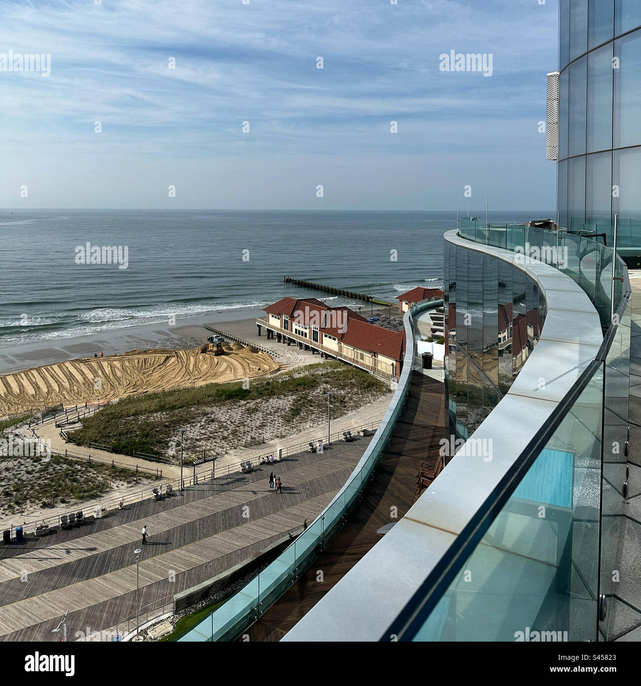 Blick auf die Promenade und den Strand vom Ocean Casino Resort, Atlantic City, New Jersey, USA - Smartphone-aufgenommenes Stockfoto