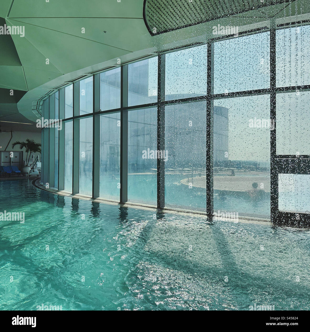 Überdachter Bereich des Eclipse Indoor-Outdoor Pools, Ocean Casino Resort, Atlantic City, New Jersey, USA - Smartphone-aufgenommenes Stockfoto