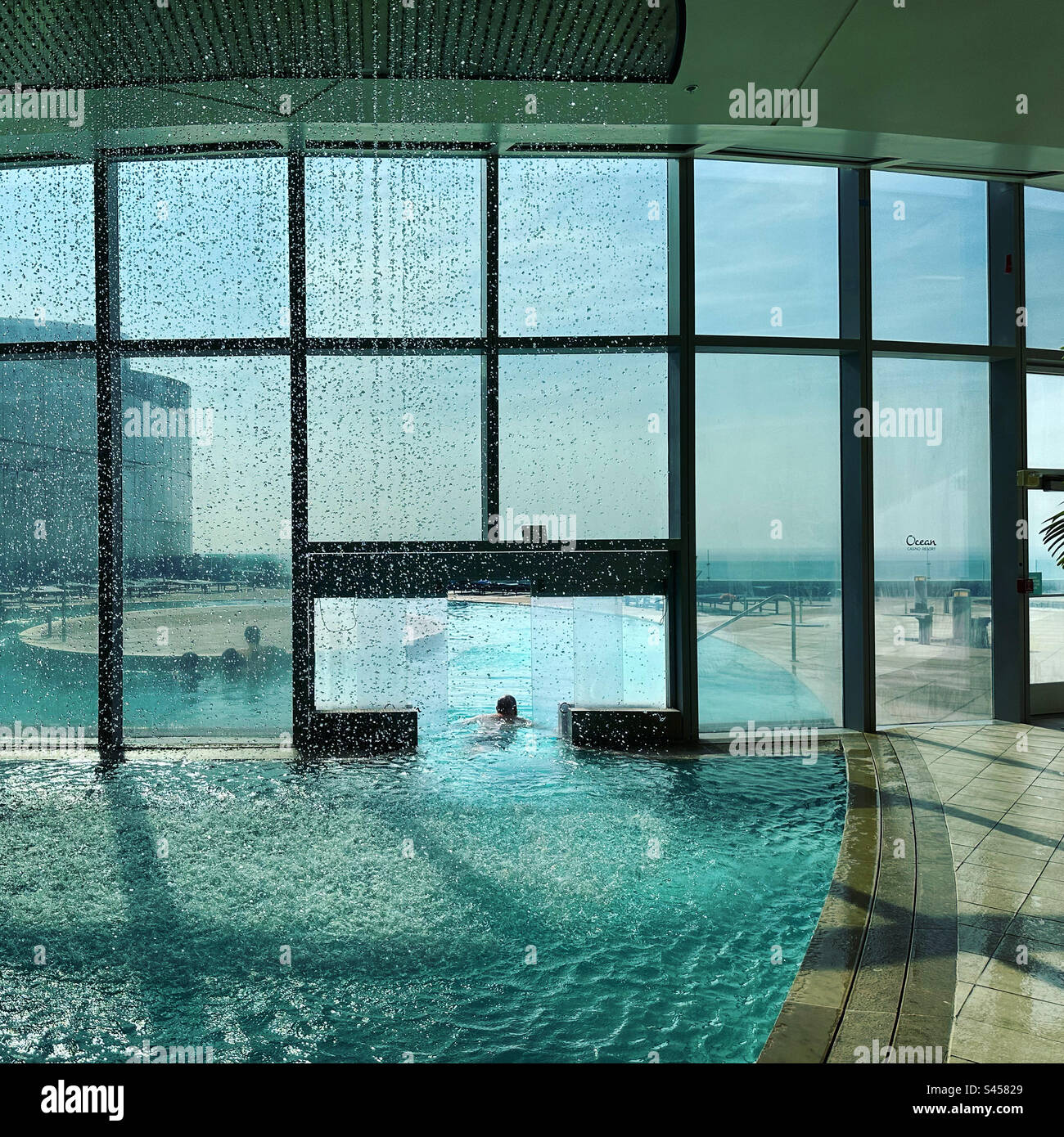 „Regenfall“ im Innenbereich des Eclipse Indoor-Outdoor Pools, Ocean Casino Resort, Atlantic City, New Jersey, USA - Smartphone-aufgenommenes Stockfoto