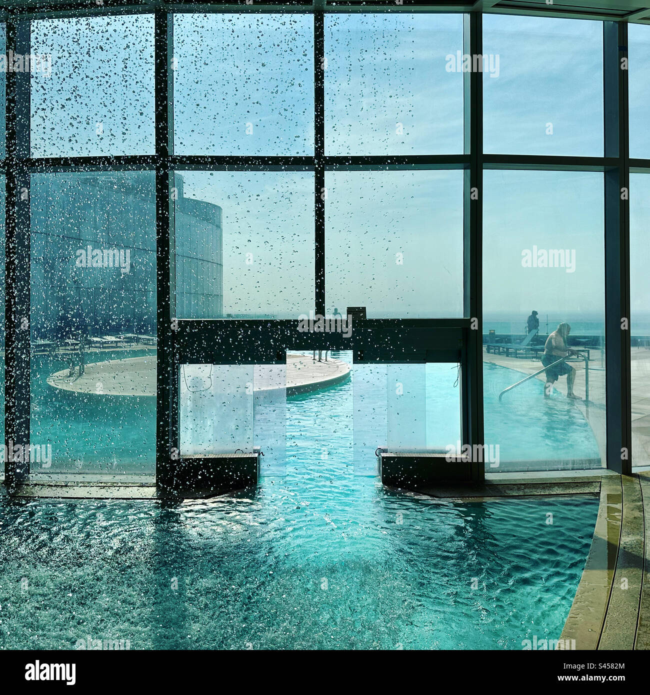 Das Eclipse Indoor-Outdoor Pool während einer "Regendusche", Ocean Casino Resort, Atlantic City, New Jersey, USA - Smartphone-aufgenommenes Stockfoto