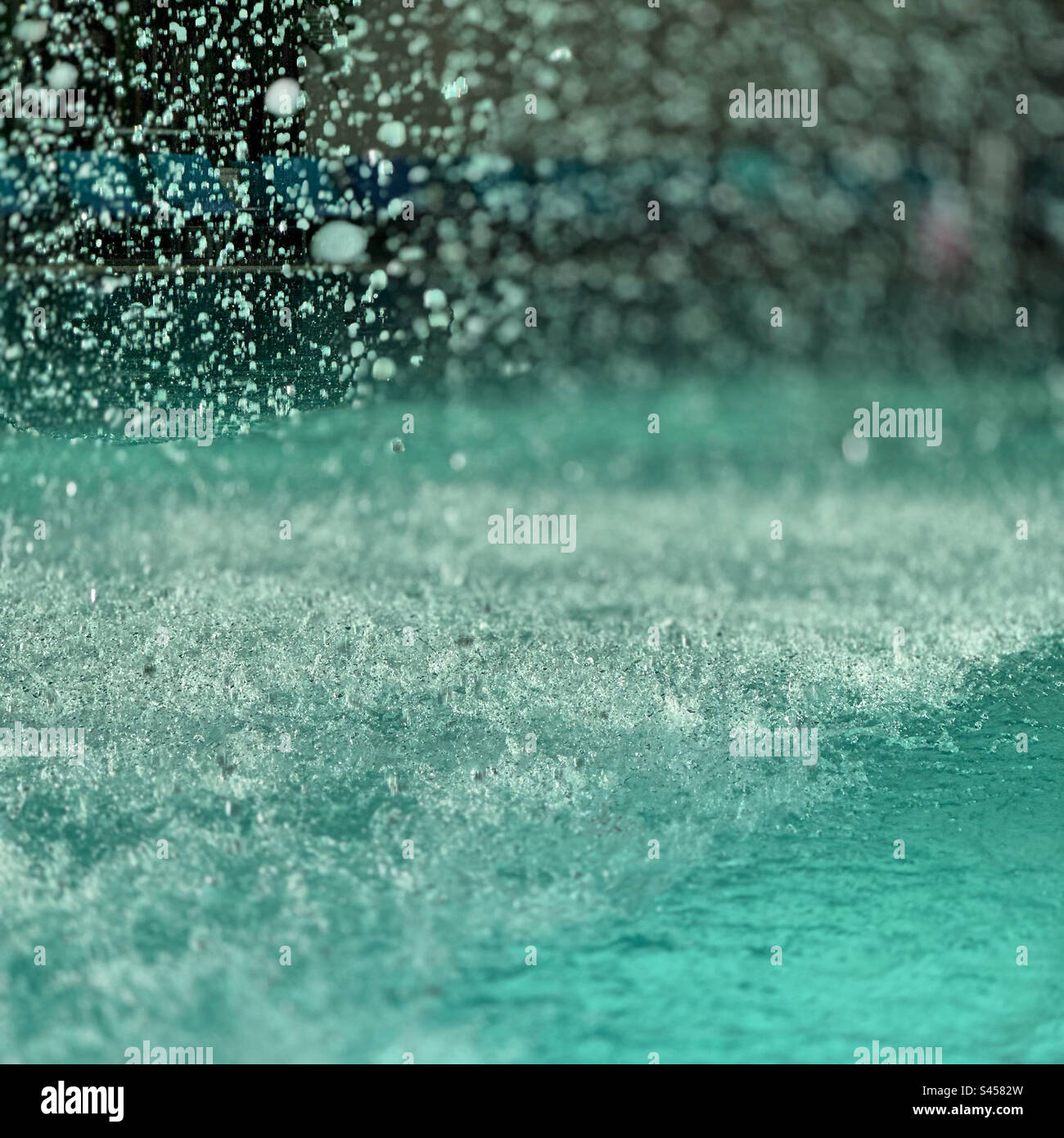 „Rain“ im überdachten Bereich des Eclipse Indoor-Outdoor Pools, Ocean Casino Resort, Atlantic City, New Jersey, USA - Smartphone-aufgenommenes Stockfoto