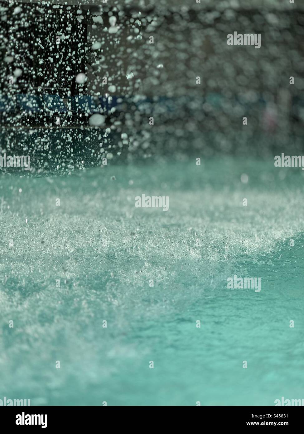 „Rain“ im überdachten Bereich des Eclipse Indoor-Outdoor Pools, Ocean Casino Resort, Atlantic City, New Jersey, USA - Smartphone-aufgenommenes Stockfoto