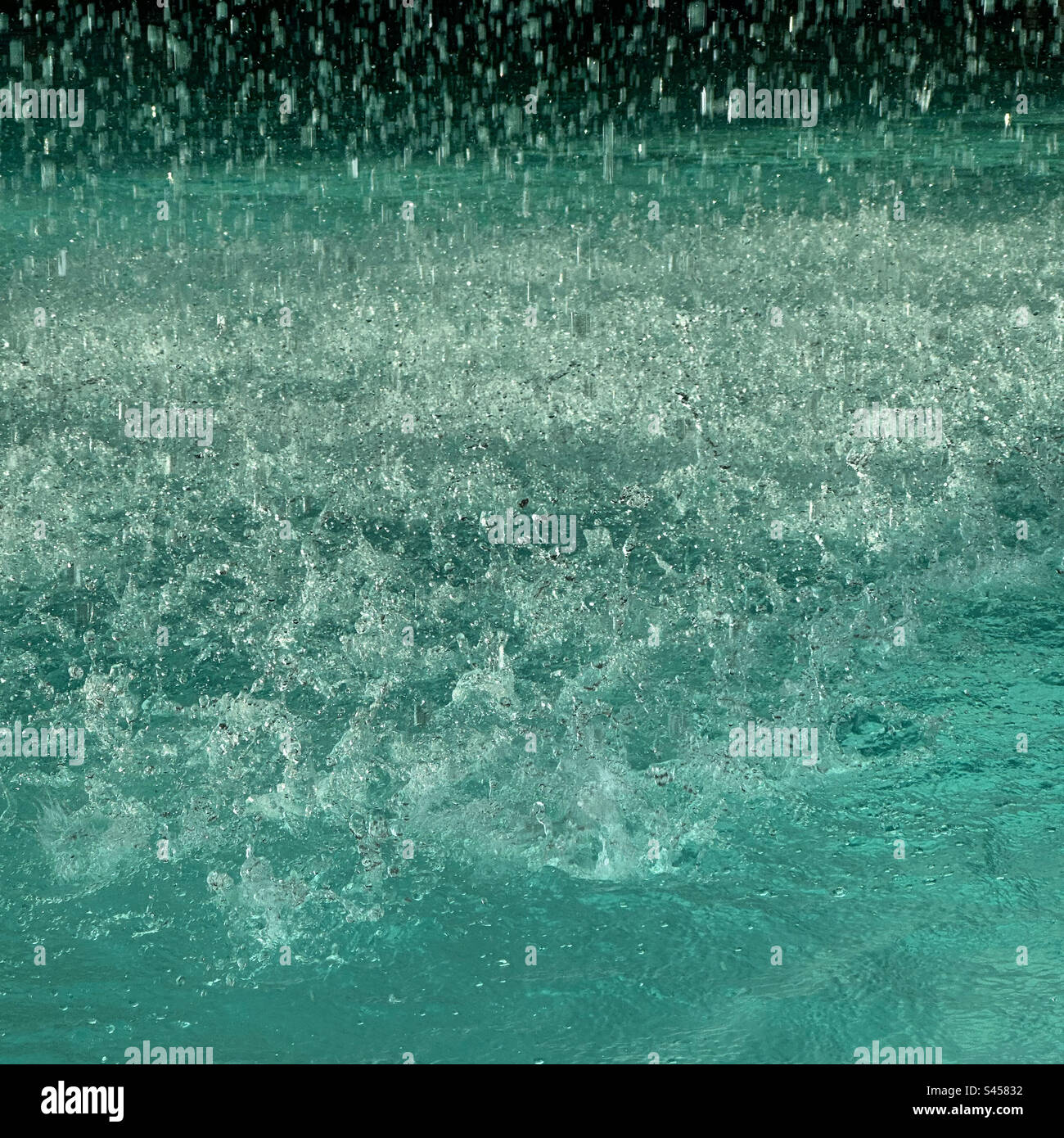 „Rain“ im überdachten Bereich des Eclipse Indoor-Outdoor Pools, Ocean Casino Resort, Atlantic City, New Jersey, USA - Smartphone-aufgenommenes Stockfoto