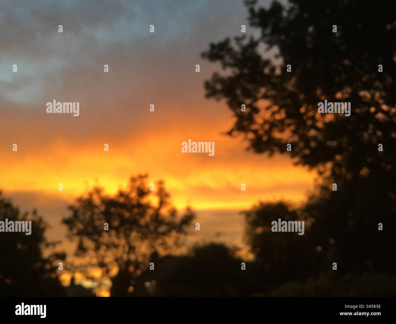 Der Himmel am Abend Sonnenuntergang rot und orange Stockfoto