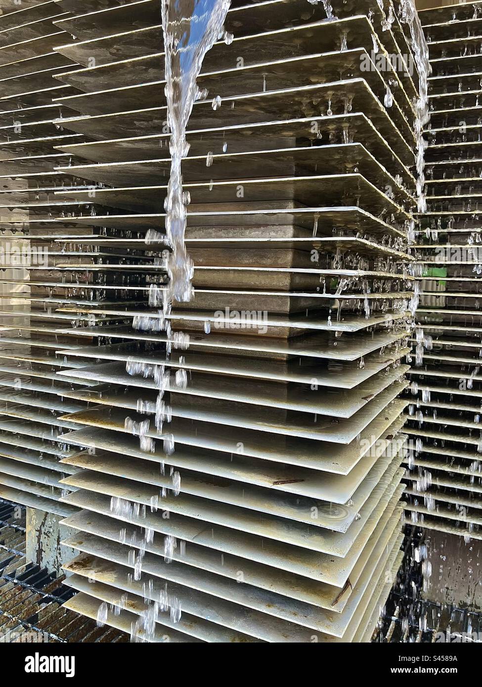 Wasserfontänen-Skulptur - Smartphone-aufgenommenes Stockfoto