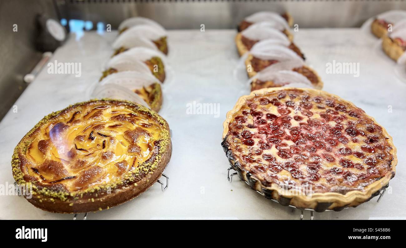 Pfirsichkuchen und Kirschkuchen werden im Sommer in der französischen Konditorei in Seattle ausgestellt. - Smartphone-aufgenommenes Stockfoto