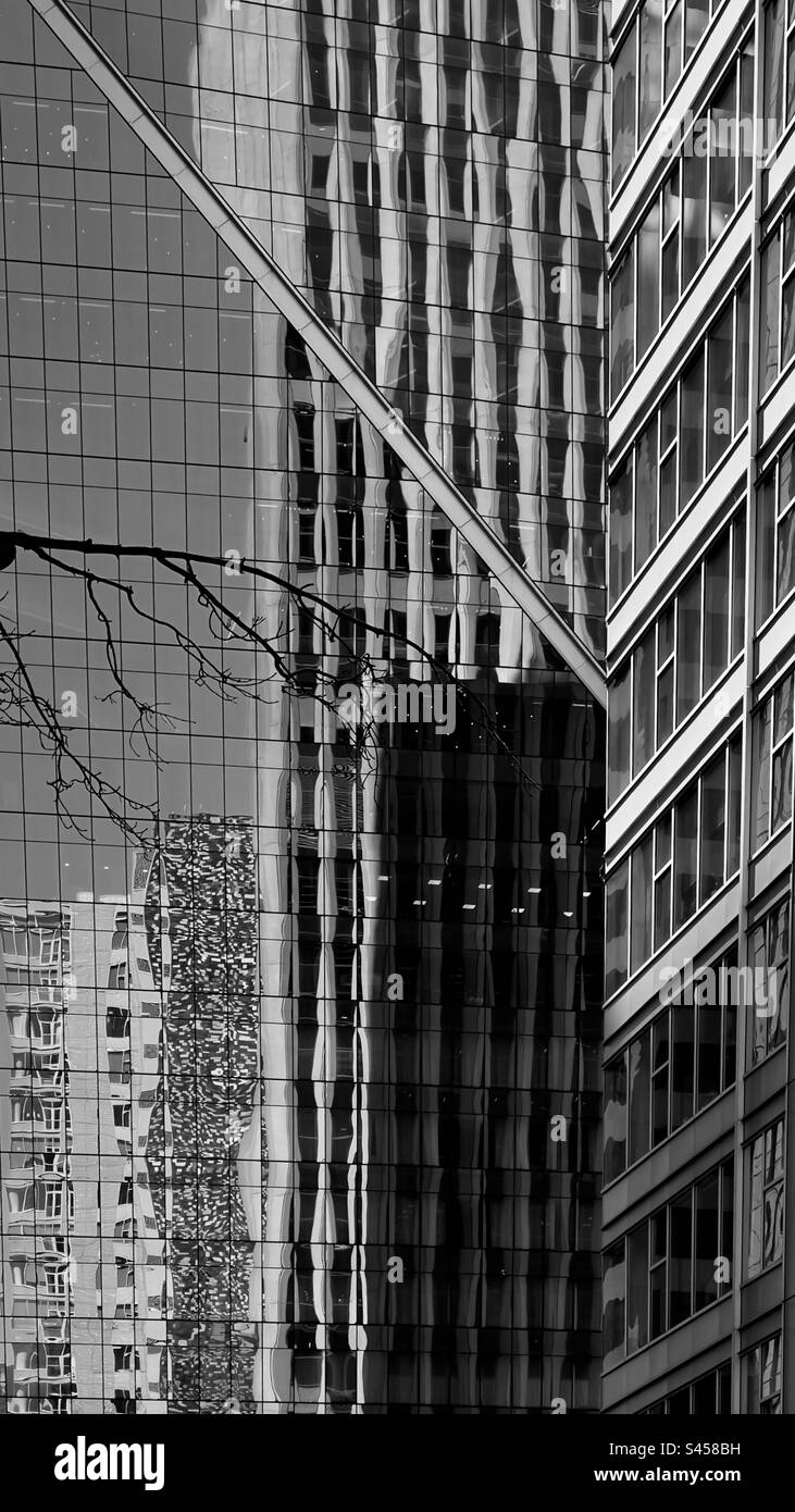 Teile verschiedener Gebäude in der Innenstadt spiegeln sich in einem anderen in seattle, PNW, wider. - Smartphone-aufgenommenes Stockfoto