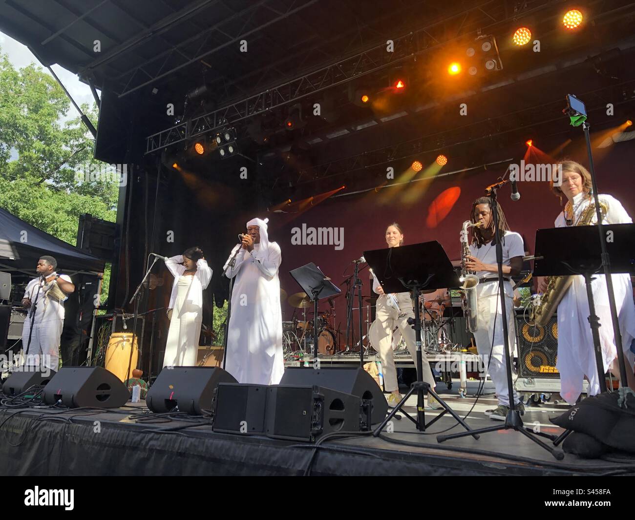 Asiko Afrobeat Ensemble beim Jazz Festival in Toronto. - Smartphone-aufgenommenes Stockfoto
