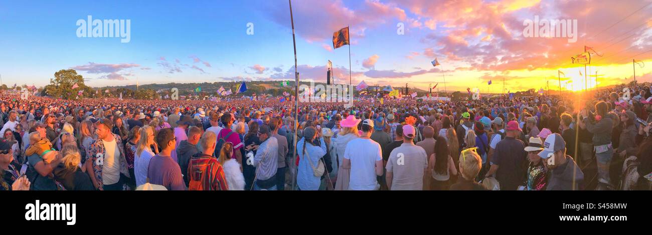 Die riesige Menge an der Pyramide, Glastonbury, wartet auf die Ankunft von Elton John. 20233 Stockfoto