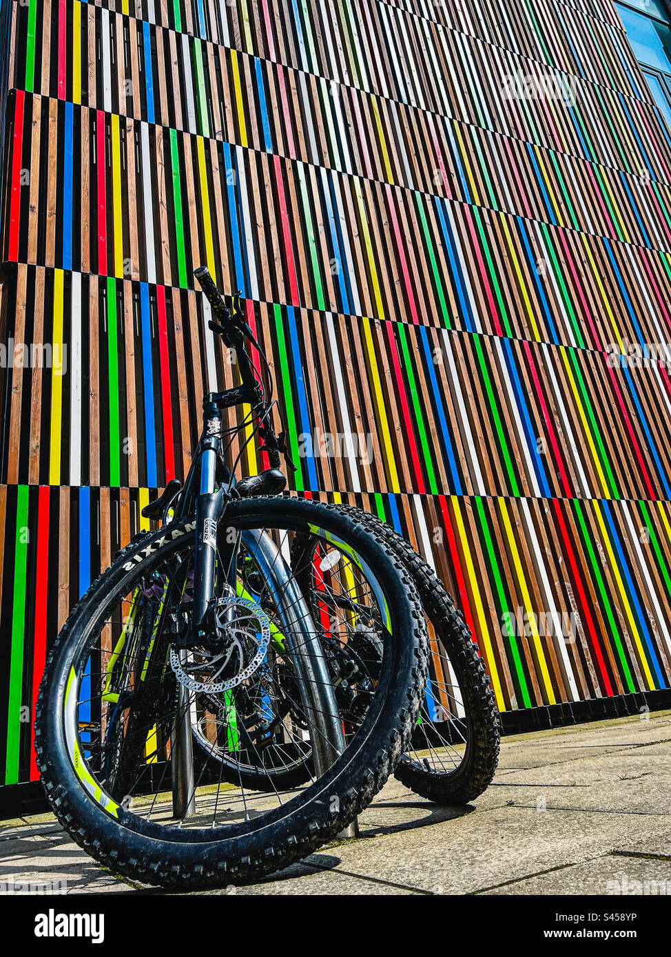 Fahrräder parken vor dem Deal Track-Gebäude am Leeds Dock - Smartphone-aufgenommenes Stockfoto