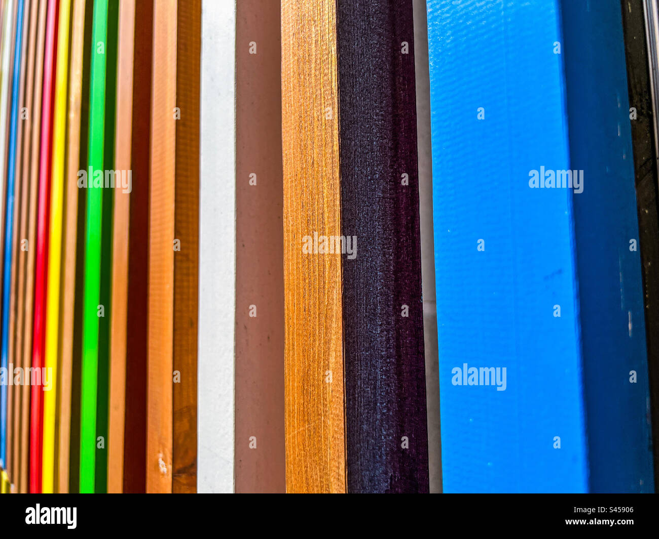Farbenfrohe Holzverkleidung im Deal Track-Gebäude am Leeds Dock Stockfoto