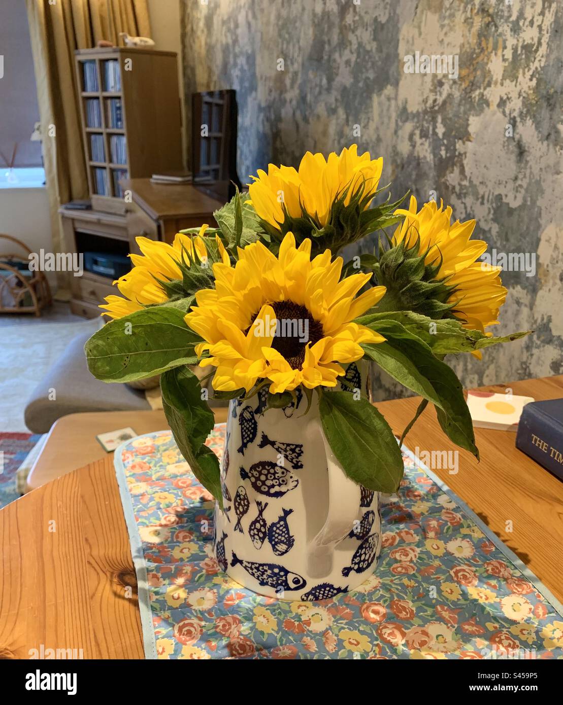 Sonnenblumen in einer Vase, ausgestellt in einem Haushalt. Stockfoto