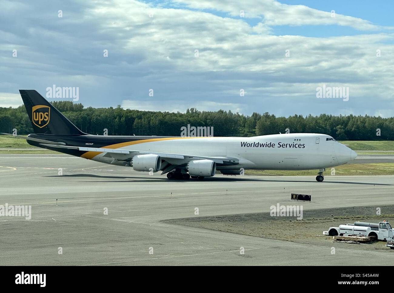 USV Boeing 747-800 fährt in Anchorage, Alaska. - Smartphone-aufgenommenes Stockfoto
