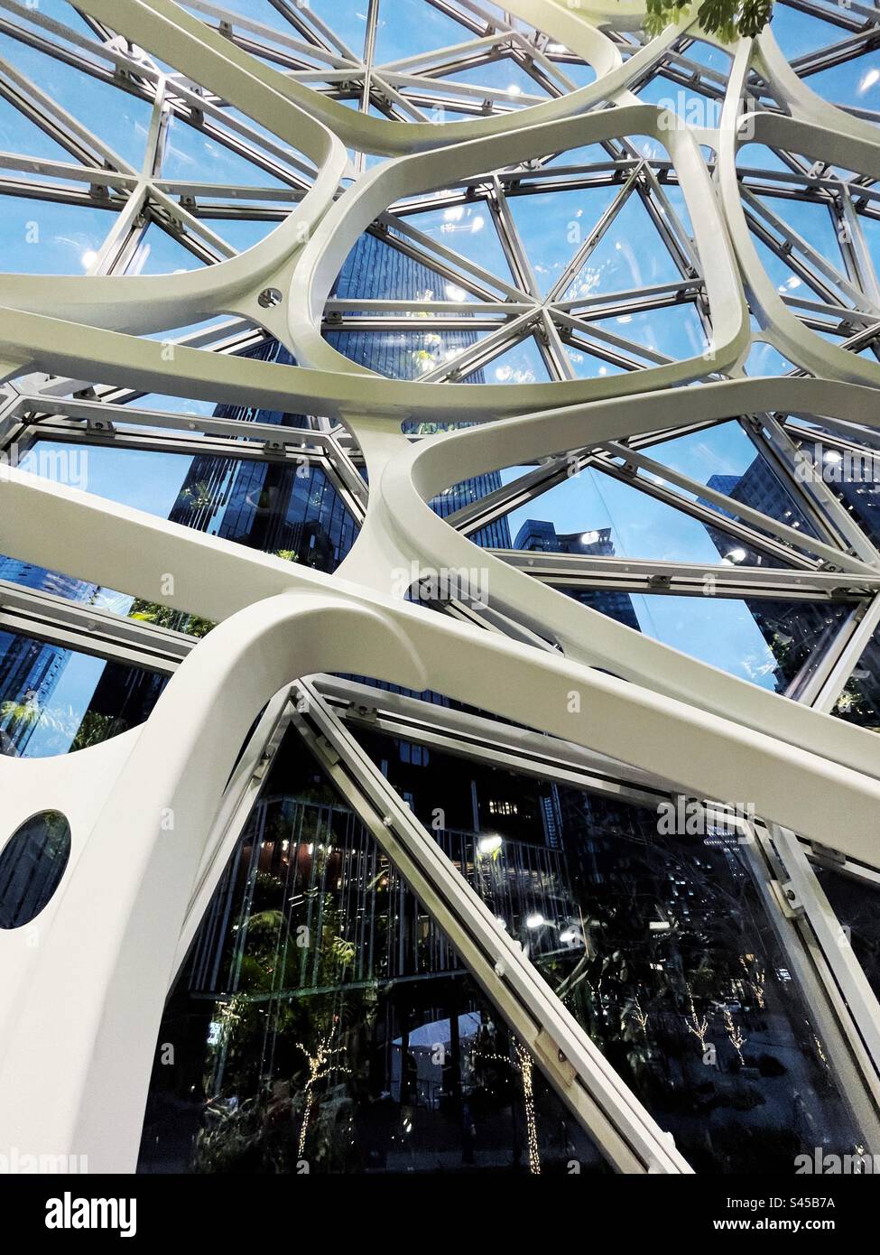 Von den modernen amazonaskugeln bietet sich ein Blick auf die Innenstadt von seattle - Smartphone-aufgenommenes Stockfoto