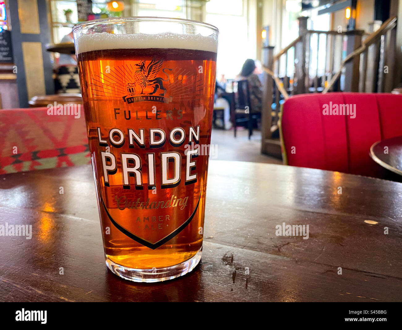 Ein Pint London Pride Bier auf einem Tisch in einem Pub. - Smartphone-aufgenommenes Stockfoto