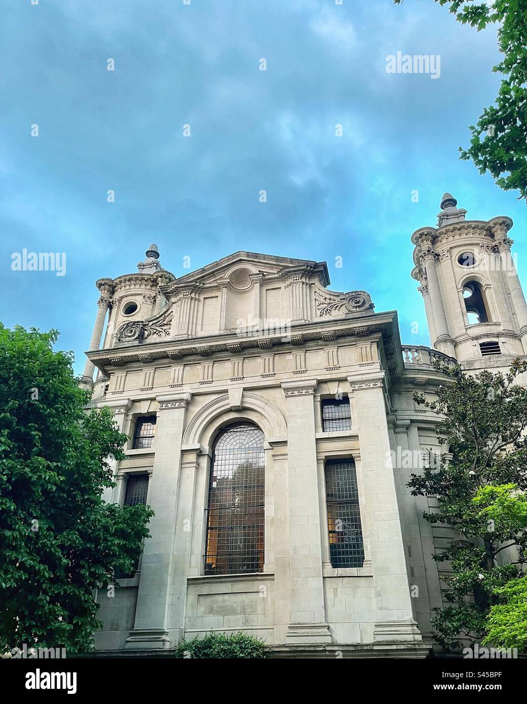 St John's Church am Smith Square, Westminster, London aus der SW1-Perspektive mit Blick auf das Fenster von hinten Stockfoto