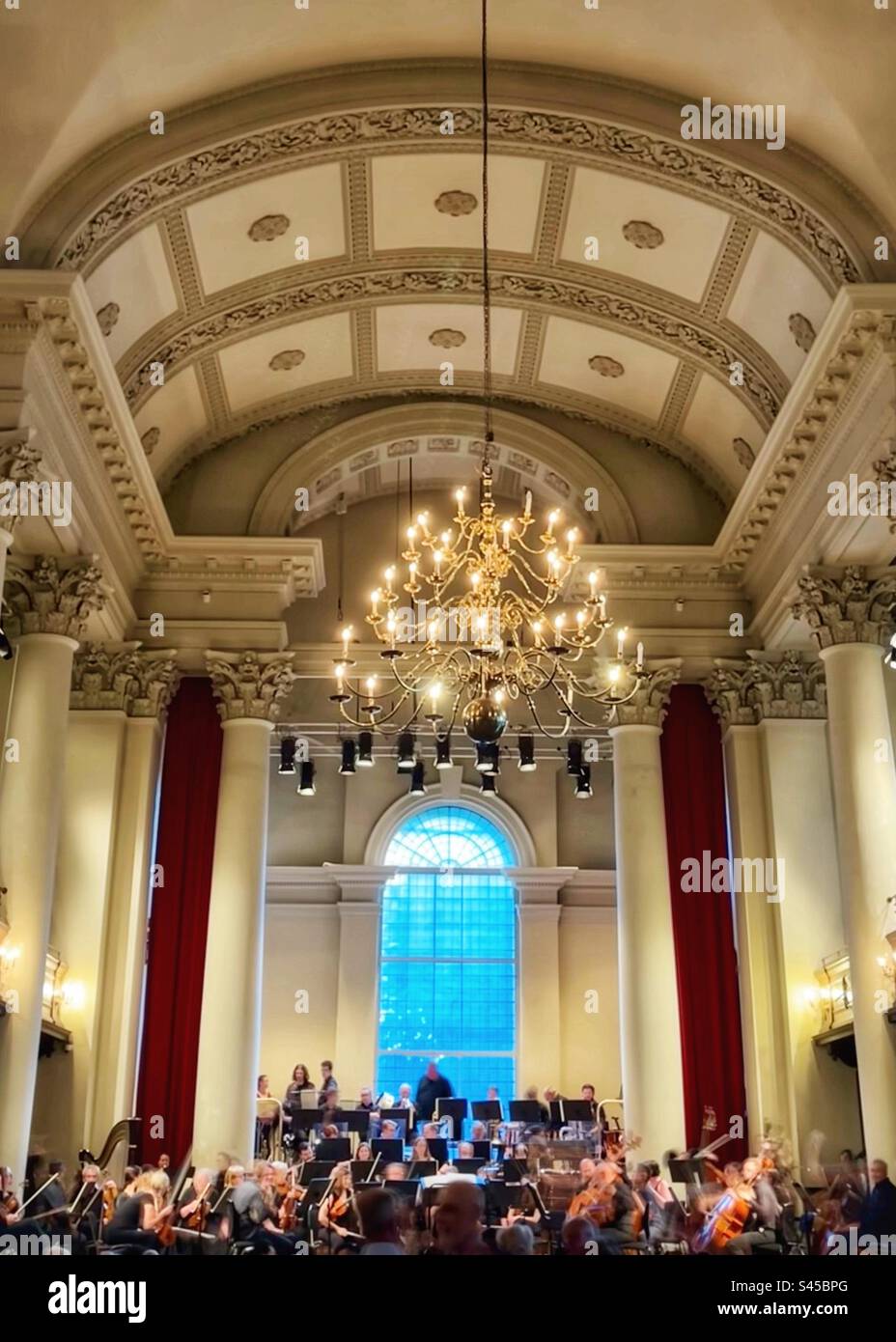 Royal Orchestral Society in der St. John's Church am Smith Square, Westminster, London SW1 mit Kronleuchtern - zur Feier des 150. Jubiläums des ROS Stockfoto