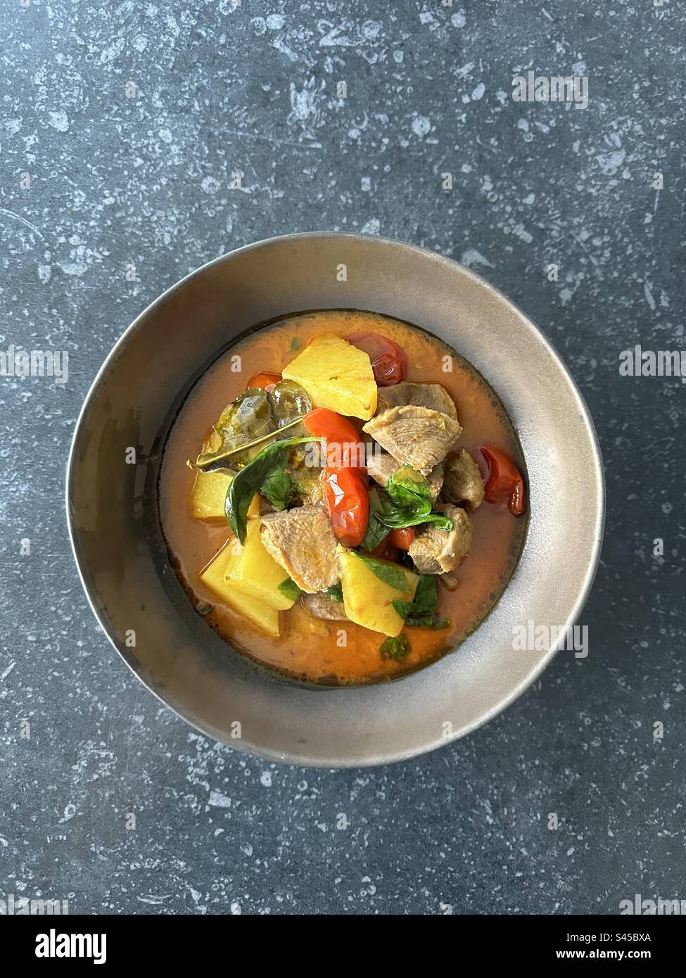 Thailändisches rotes Curry mit Ente und Ananas Stockfoto