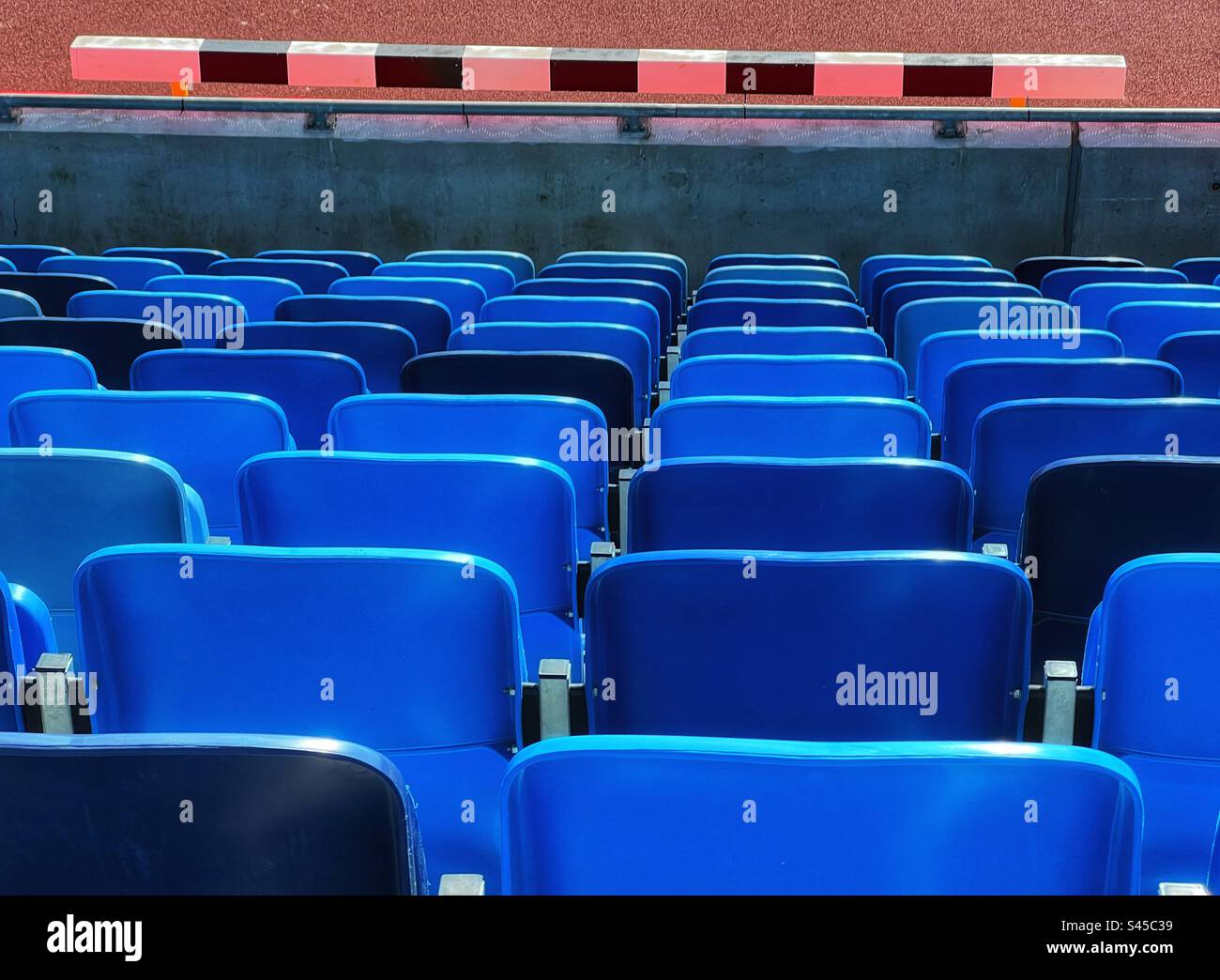 Abstrakte blaue Stühle im Alexander Stadium, Birmingham Stockfoto