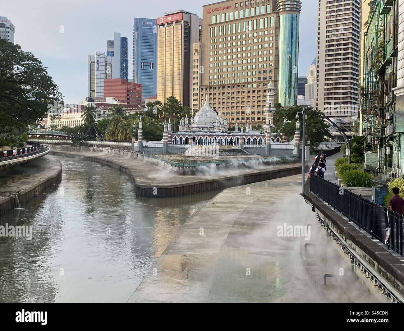 Masjid Jamek Sultan Abdul Samad Moschee am nebligen Fluss in Kuala Lumpur Stockfoto