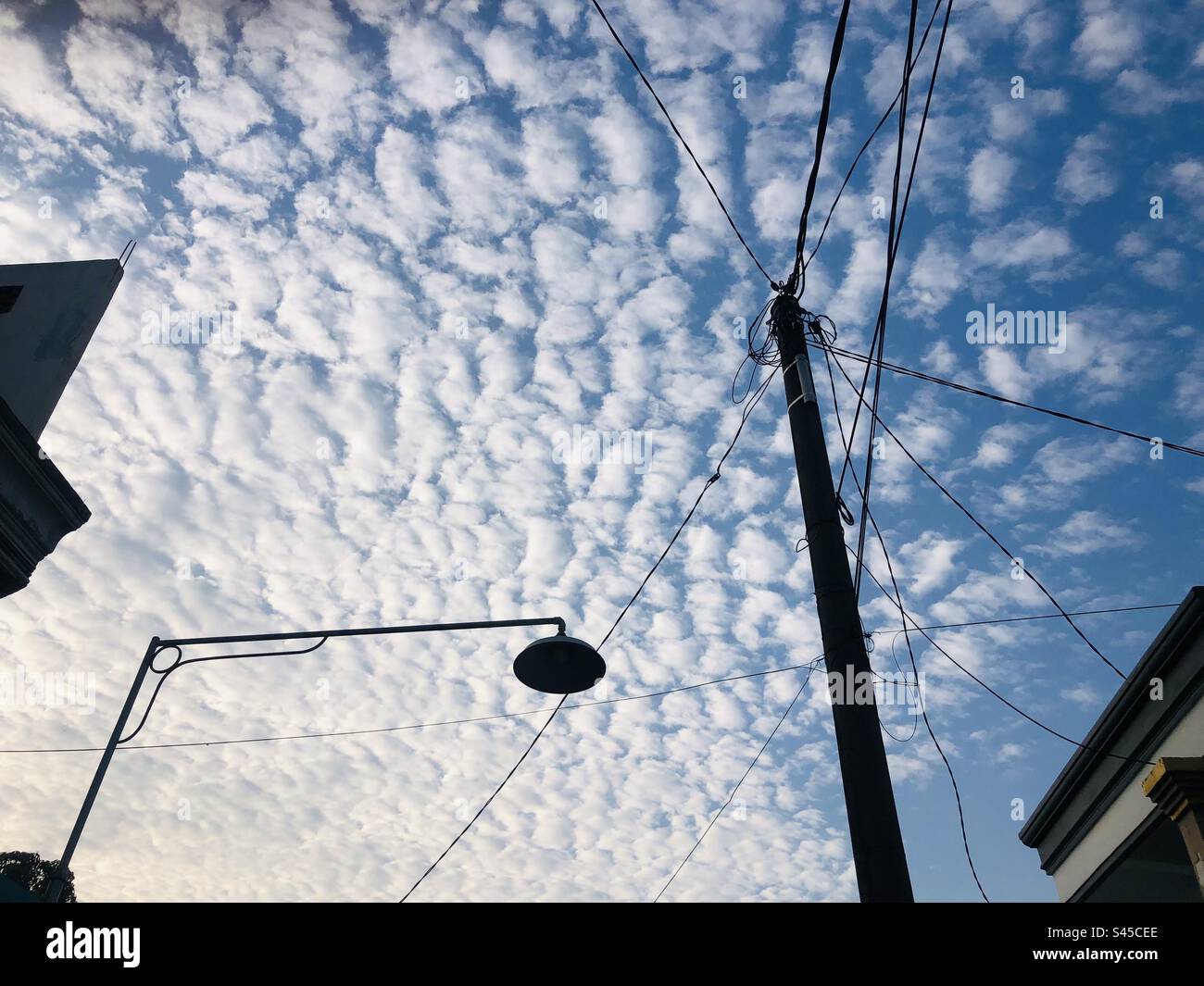 Schwarze Schatten und der Himmel geformt wie Meereswellen Stockfoto