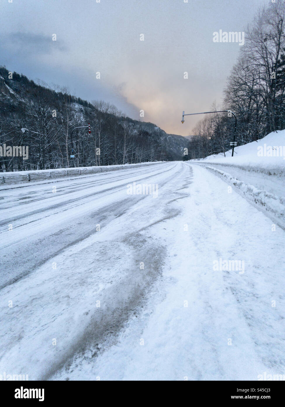 Gefrorene, leere Winterstraße Stockfoto