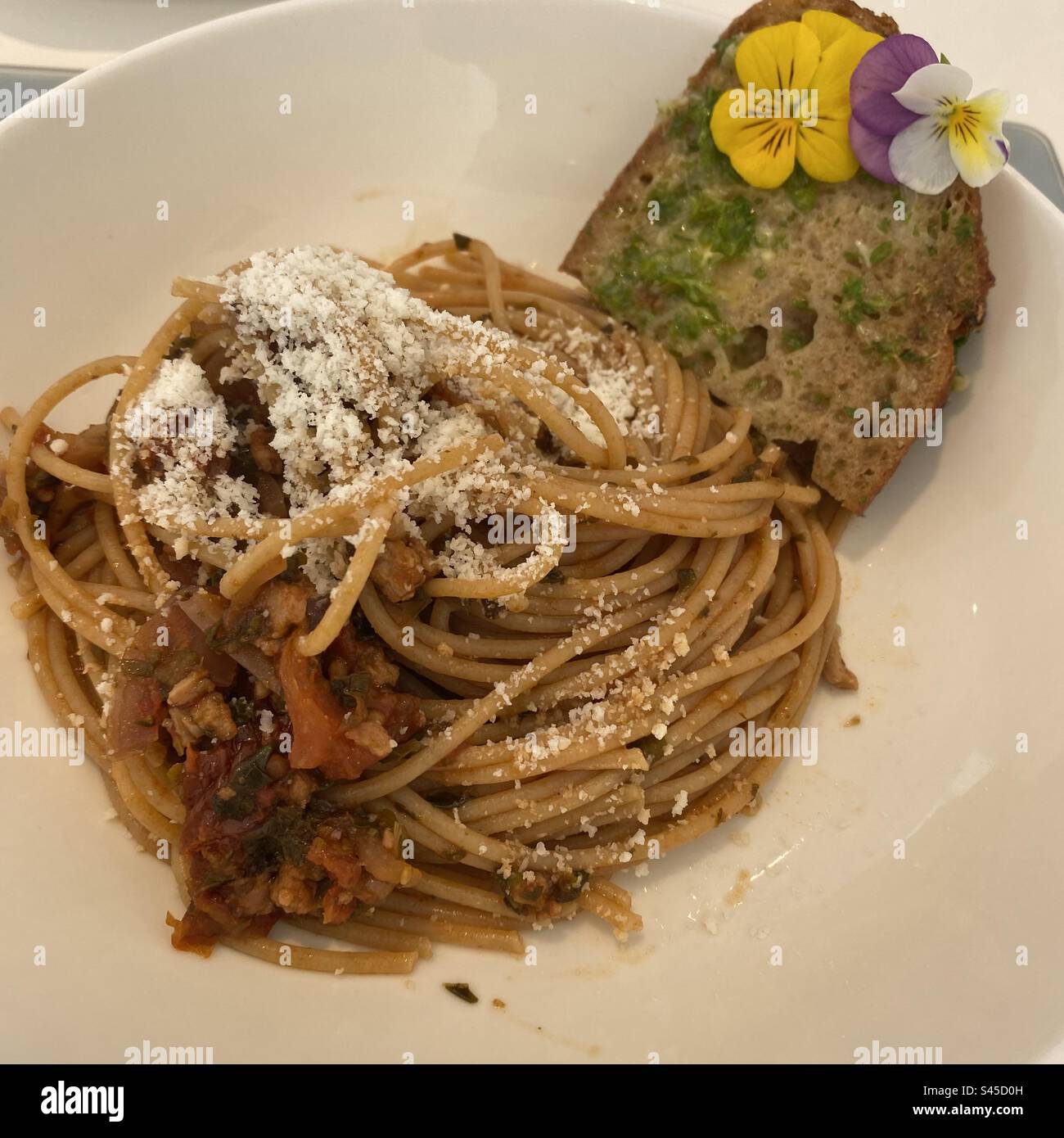 Spaghetti und Knoblauchbrot Stockfoto