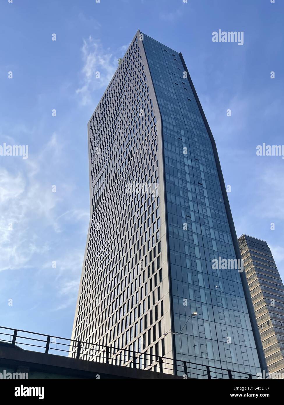 Blick auf das amerikanische Kupfergebäude vom East River in New York City - Smartphone-aufgenommenes Stockfoto