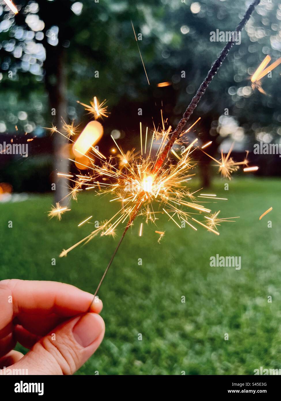 Hand mit einem Glitzer am Unabhängigkeitstag Stockfoto