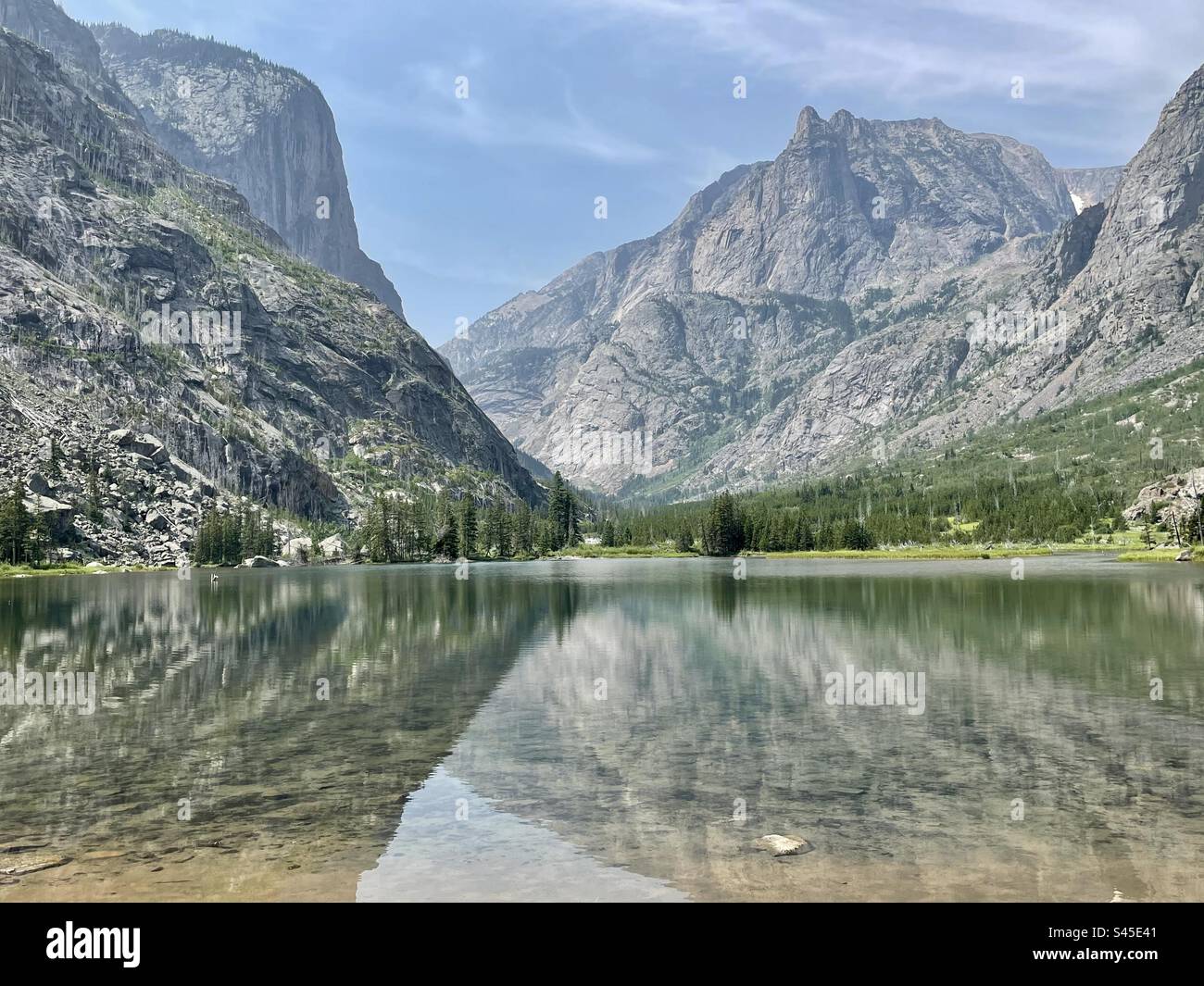 Wunderschöne Aussicht auf den East Rosebud See vor den Überschwemmungen. Stockfoto